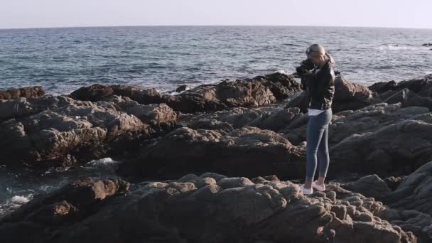 Mulher Fotógrafa Com Câmera Dslr Tirando Fotos Praia Vazia Durante — Vídeo de Stock