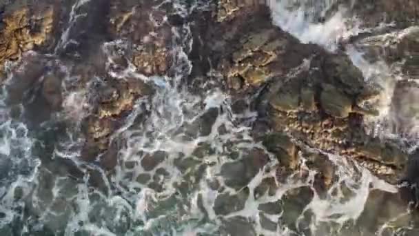 Deniz Dalgalarının Sert Kayaları Parçaladığı Hava Görüntülerini Kapatın — Stok video