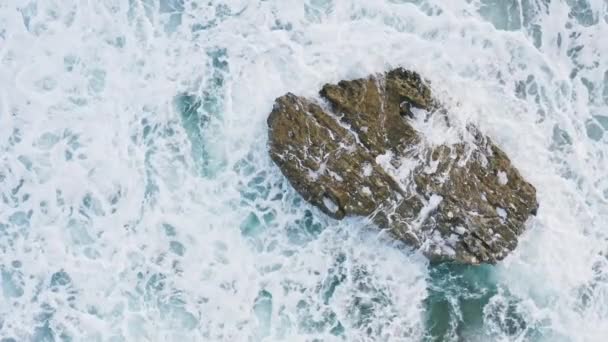 Close Luchtfoto Van Zee Golven Smashing Ruwe Rotsen — Stockvideo