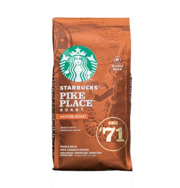 Kavala, Yunanistan - 18 Kasım 2019: Starbucks marka kahve paketi, orta pişmiş fasulye kahvesi. Beyaz arkaplanda izole.