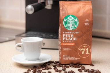 Kavala, Yunanistan - 18 Kasım 2019: Starbucks marka kahve paketi ve espresso fincanı mutfakta, orta pişmiş fasulye kahvesi.. 