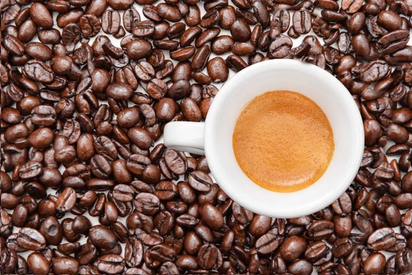 Flache Tasse Espresso Und Ganze Geröstete Bohnen Auf Hintergrund Kopierraum — Stockfoto