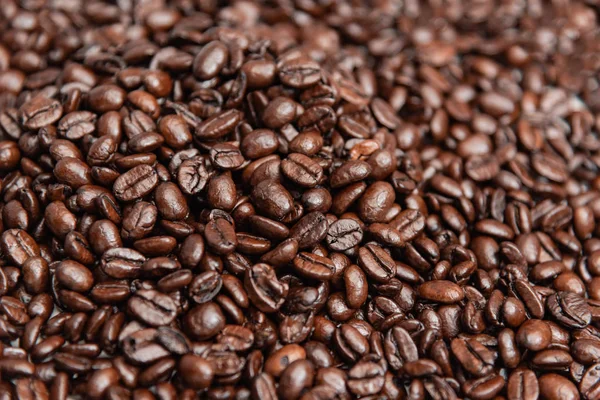 Nahaufnahme Haufen Gerösteter Kaffeebohnen Geringe Schärfentiefe — Stockfoto