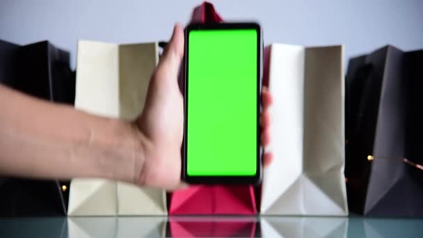 Masculin Mână Deține Smartphone Cheie Verde Croma Derularea Jos Atingând — Videoclip de stoc