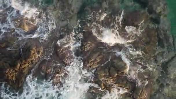 Gros plan Images aériennes de vagues de mer fracassant des rochers rugueux . 