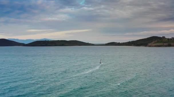 Personne surfant dans l'eau de mer 