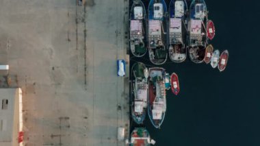 Limanda rıhtımlı teknelerle denizin üzerinde uçmak