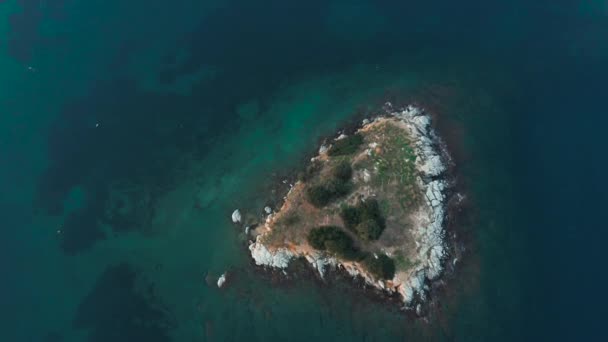 Voando Sobre Pequena Ilha Vista Aérea — Vídeo de Stock