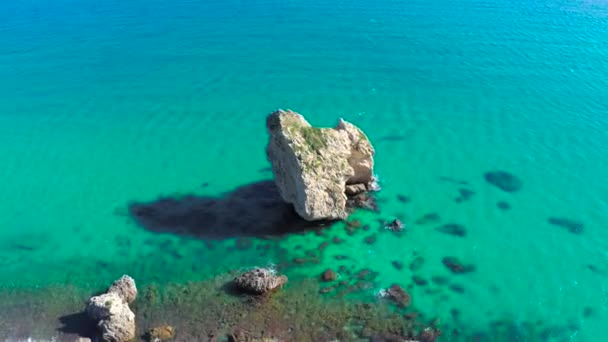 Drone Shot Big Rock Turquoise Sea Point Interest Shot — Stock Video