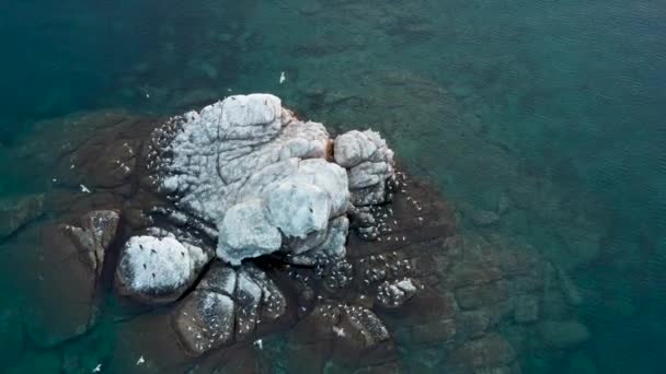 Τεράστια Βράχια Καταγάλανα Νερά — Αρχείο Βίντεο