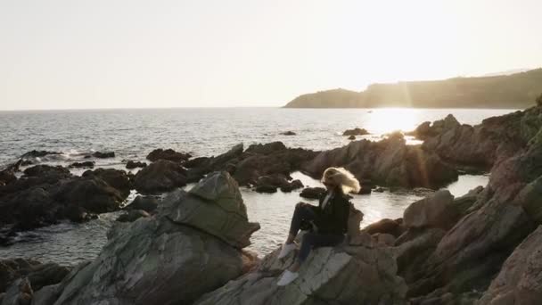 Γυναίκα Κάθεται Βράχους Δίπλα Στη Θάλασσα — Αρχείο Βίντεο
