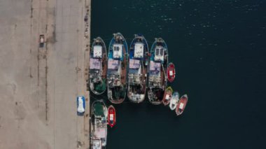 Denizdeki rıhtımlı teknelerin üzerinde uçmak