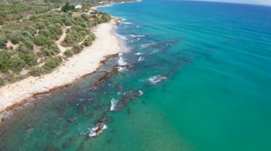 Mavi deniz suyunun üzerinde uçuyor, deniz kıyısında.