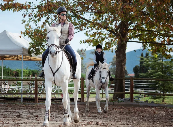 Mulher Montando Cavalo Branco Durante Aulas Cavalo — Fotografia de Stock