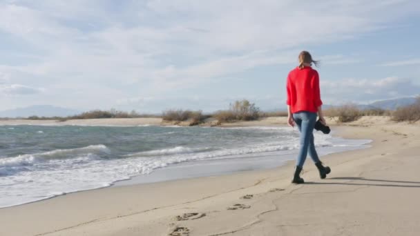 Женщина Прогуливается Пляжу Камерой — стоковое видео