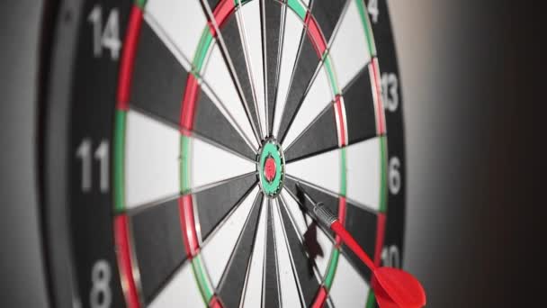 Het Spelen Van Darts Spel Close View — Stockvideo