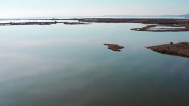 Gündüz vakti göl manzarası