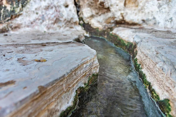 Arroyo con agua de manantial . —  Fotos de Stock