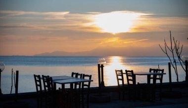 Gün batımında deniz kenarındaki kafeteryada..