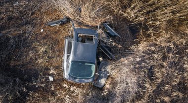 Kuru çimlerde kaza yapmış, terk edilmiş..