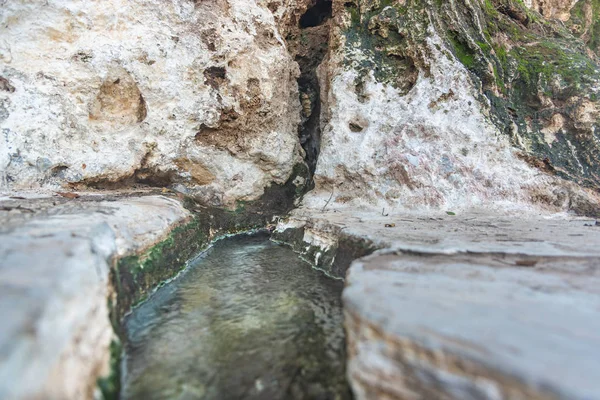 Arroyo con agua de manantial . —  Fotos de Stock