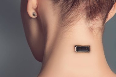 Usb kadının boynunda yükleme limanı, cyborg kadın konsepti..