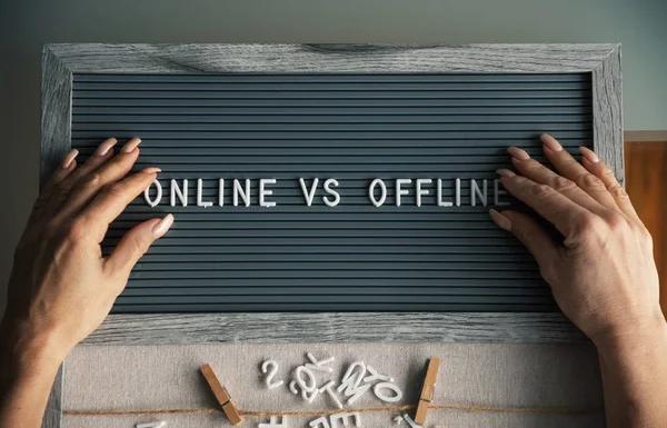 Daktilo panosunda harflerle 