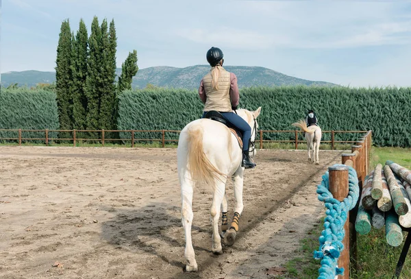 Vista Trasera Mujer Cabalgando Caballo Blanco Rancho — Foto de Stock