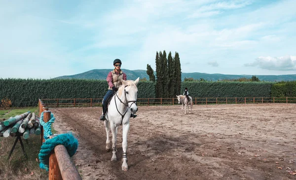 Mulher Tomando Uma Lição Equitação Rancho — Fotografia de Stock