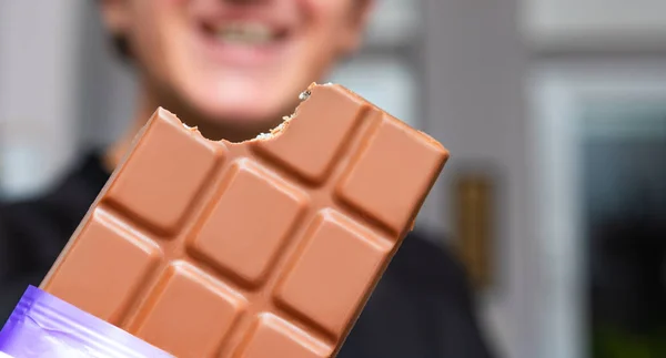 Закрыть Шоколадный Батончик Укусом Формы Рта Счастливый Человек Заднем Плане — стоковое фото