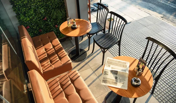 朝のカフェテリアのコーヒーテーブルの外 — ストック写真