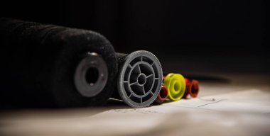 Profesyonel terzi makaraları, koyu renkli görüntü..