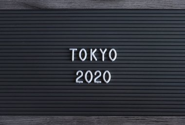 Kavala, Yunanistan - 12.02.2019: Daktilo panosundaki harflerle Tokyo 2020 metni. 2020 Yaz Olimpiyat Oyunları 