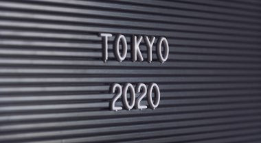 Kavala, Yunanistan - 12.02.2019: Daktilo panosundaki harflerle Tokyo 2020 metni. 2020 Yaz Olimpiyat Oyunları 