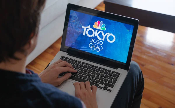 ギリシャ カバラ 2019年12月1日 東京2020オリンピックを自宅でラップトップ上のNbcチャンネルで見る男 — ストック写真
