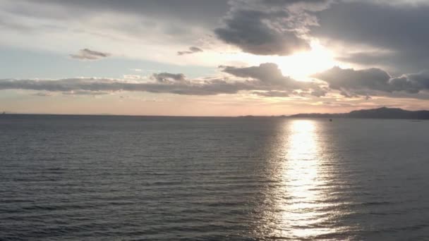 Sol Brillando Junto Mar Durante Día — Vídeo de stock
