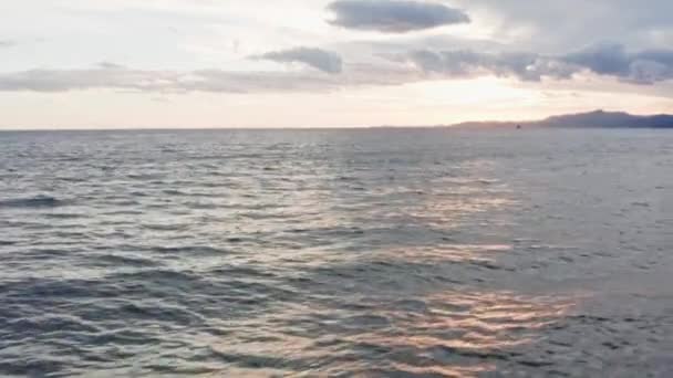 Sol Brillando Junto Mar Durante Día — Vídeos de Stock