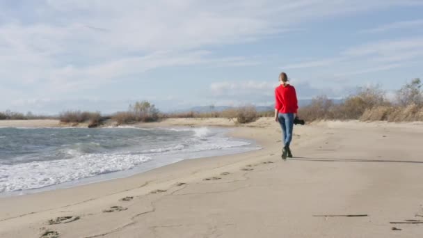 Ung Blond Kvinna Med Kamera Promenader Vid Havet — Stockvideo