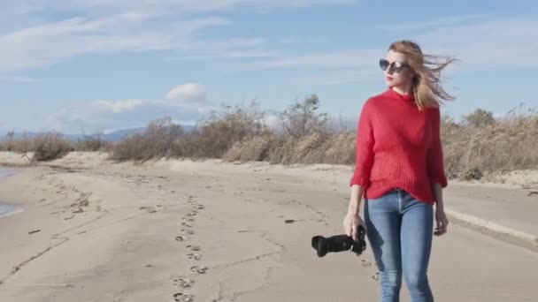 Ung Blond Kvinna Med Kamera Promenader Vid Havet — Stockvideo