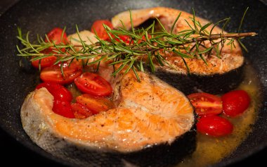 Biberiye ve domatesli somon bifteği.