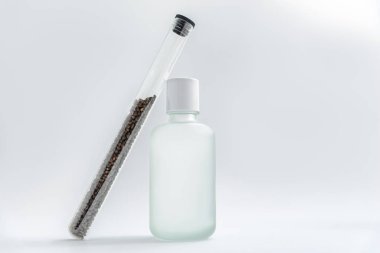 Cam tüpte Babchi tohumları ve kozmetik şişesi, bakuchiol bileşeni..