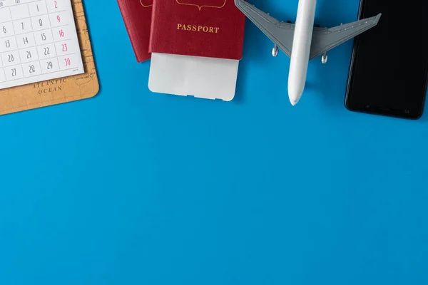 Objetos Viagem Calendário Passaportes Smartphone Avião Brinquedo Fundo Azul Com — Fotografia de Stock