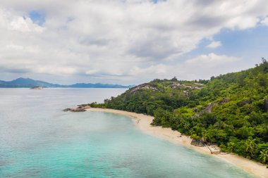 Tropikal ada ve mavi okyanusla deniz manzarası.  