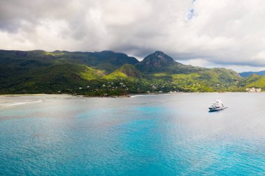 Tropikal kıyı şeridi ve mavi okyanusun havadan görünüşü. Seyşel Adaları 