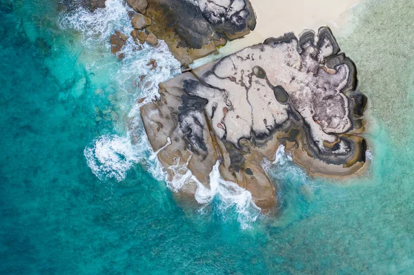 Vista Aérea Rocas Tropicales Océano Azul Copiar Espacio — Foto de Stock