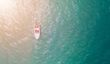 Turkuaz okyanustaki beyaz yelkenlinin tam üstünde.. 