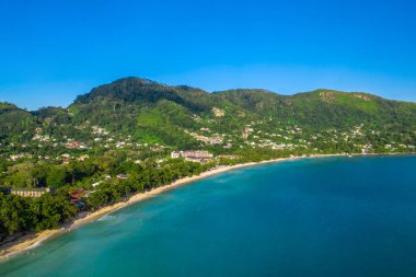 Tropikal kıyı şeridi ve mavi okyanusun havadan panoramik görüntüsü. Mahe Adası, Seyşeller. 