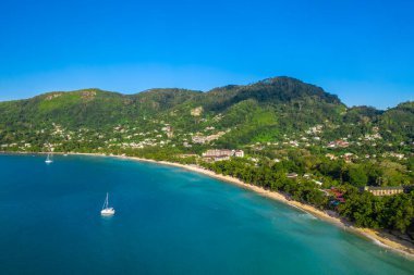 Seyşeller 'li Mahe adası ve okyanustaki beyaz yat.. 