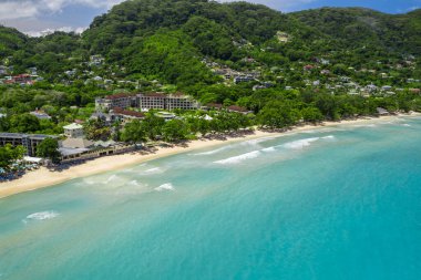 Tropikal kıyı şeridi ve mavi okyanusun havadan panoramik görüntüsü. Mahe Adası, Seyşeller.  