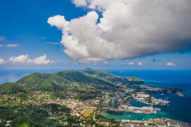 Mavi okyanusu, kıyı şeridi ve yapay adaları olan Victoria şehrinin hava manzarası.. 
